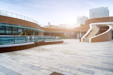 Qingdao şehir merkezi kare bina manzarası ve şehir silüeti