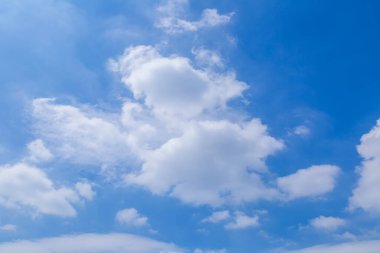 Güneşli gökyüzü mavi gökyüzü ve beyaz bulutlar