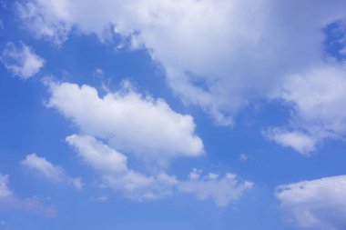 Güneşli gökyüzü mavi gökyüzü ve beyaz bulutlar