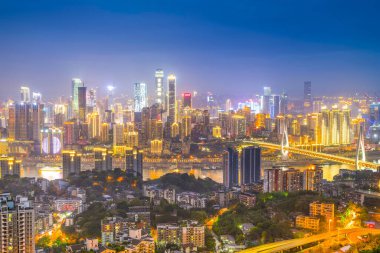 Şehir gecesi ve gökyüzü