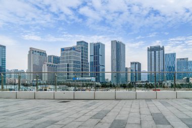 Qingdao şehir merkezi kare bina manzarası ve şehir silüeti