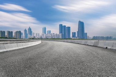 Boş asfalt yol modern ticari bina boyunca inşa edilmiştir.