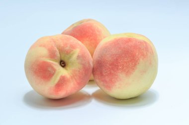 beyaz arkaplanda şeftali