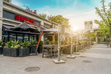 Açık bar masası ve sandalye.