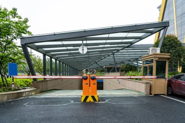 Şehir caddesi otoparkı