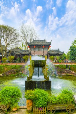 Huanglong Vadisi 'ndeki çeşme manzarası., 