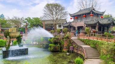 Huanglong Vadisi 'ndeki çeşme manzarası., 