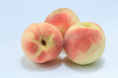 beyaz arkaplanda şeftali