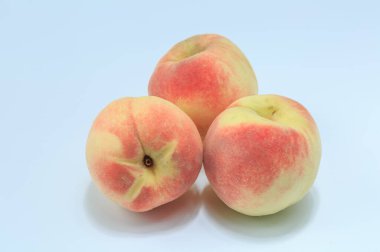 beyaz arkaplanda şeftali