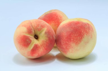 beyaz arkaplanda şeftali