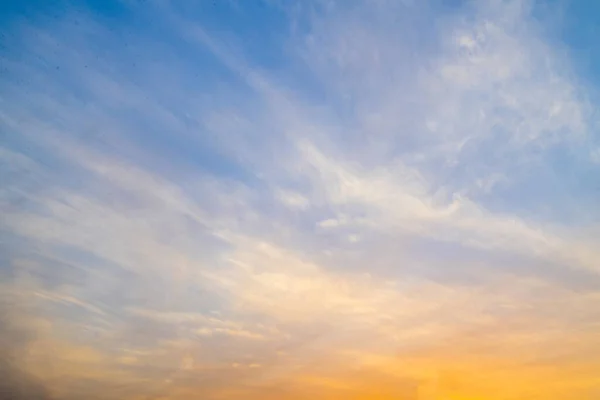 Slunečné Nebe Modrá Obloha Bílé Mraky — Stock fotografie