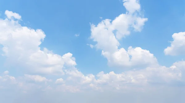Napfényes Kék Fehér Felhők — Stock Fotó