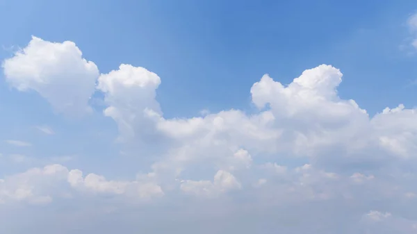 Napfényes Kék Fehér Felhők — Stock Fotó