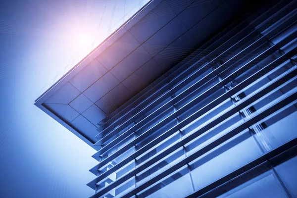 Ticari binanın Şangay Çin 'de düşük açılı bir manzarası var.