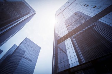 Shenzhen, Çin 'deki gökdelenlerin alçak açılı görüntüsü.