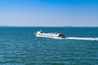 Denizde yüzen bir yat.