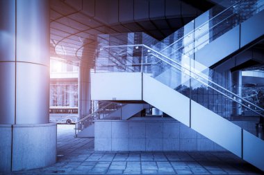 Mavi arka planı olan bir merdiven.