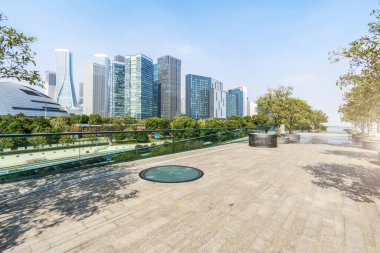 Şehir meydanı manzaralı gökdelen