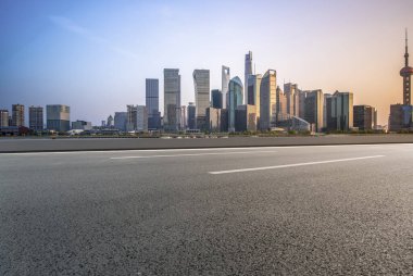 Boş asfalt yol modern ticari bina boyunca inşa edilmiştir.