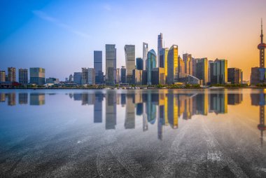 Boş asfalt yol modern ticari bina boyunca inşa edilmiştir.