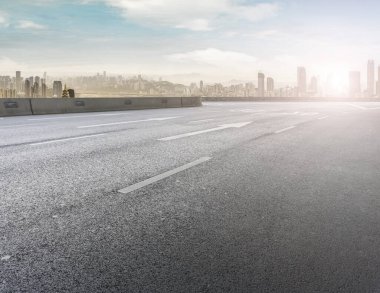 Yol kaldırımı ve şehrin ufuk çizgisi