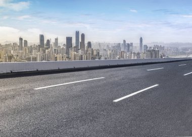 Yol kaldırımı ve şehrin ufuk çizgisi