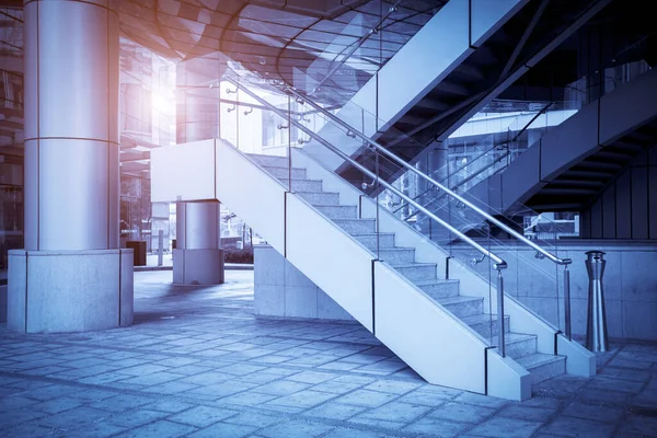 Una Escalera Con Fondo Azul — Foto de Stock