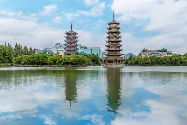 桂林中央公园与中国古代建筑景观 — 图库照片
