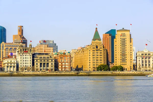 Çin, Şangay, Mart 2016: Bund, ünlü bir turistik merkezdir.