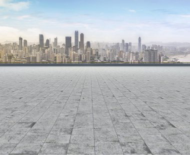 Yol kaldırımı ve şehrin ufuk çizgisi