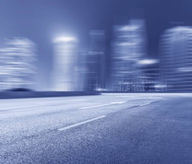 Şehir yolu ve bina ufuk çizgisi