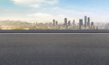 Yol kaldırımı ve şehrin ufuk çizgisi