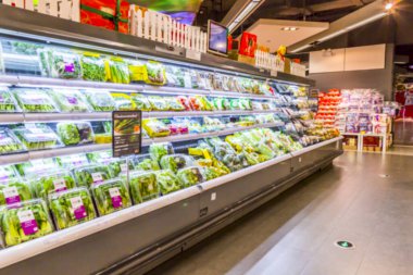 Bulanık süpermarket iç görünümü