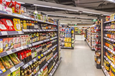 Bulanık süpermarket iç görünümü