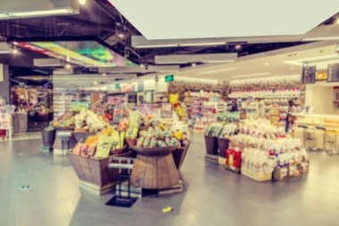 Bulanık süpermarket iç görünümü