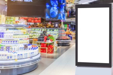 Süpermarket içi bulanık ve reklam kutuları