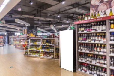 Süpermarket içi bulanık ve reklam kutuları
