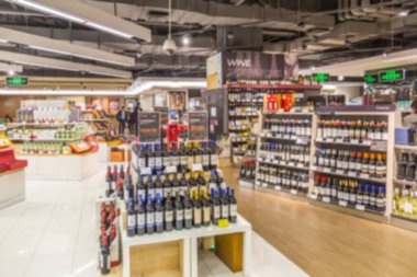 Bulanık süpermarket iç görünümü