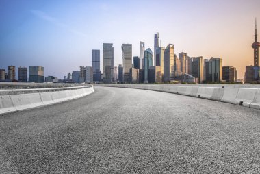 Boş asfalt yol modern ticari bina boyunca inşa edilmiştir.