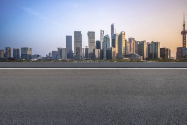 Boş asfalt yol modern ticari bina boyunca inşa edilmiştir.