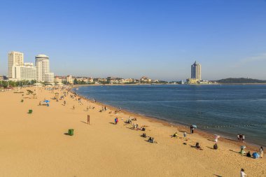 Qingdao şehir binası ve sahil denizi.