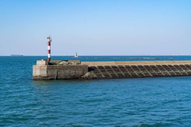 Qingdao limanı, deniz barajı.