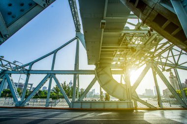 Tianjin, Çin 'deki çelik yapı köprüsünün bir parçası.