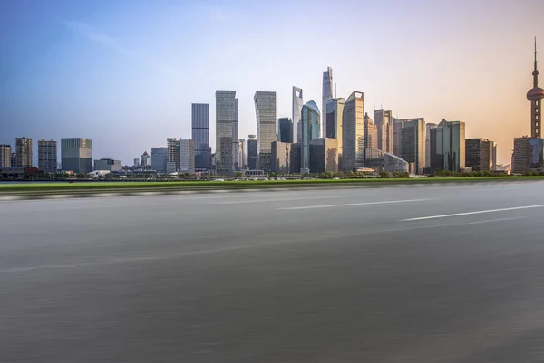 Die Leere Asphaltstraße Wird Entlang Eines Modernen Geschäftshauses Gebaut — Stockfoto