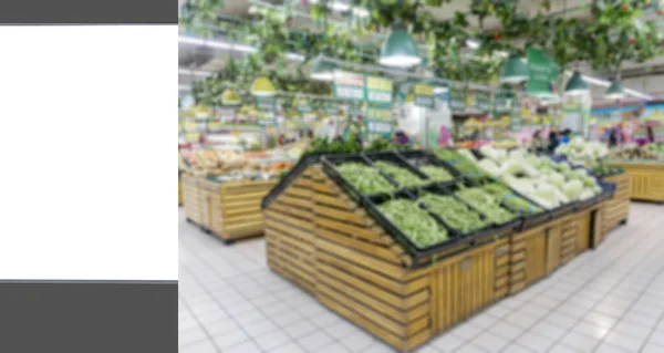 Der Werbelampenkasten Und Das Unscharfe Supermarkt Interieur — Stockfoto