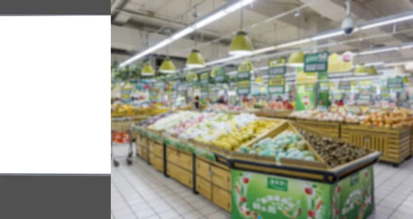 Het Reclamelampenkastje Het Wazige Supermarktinterieur — Stockfoto