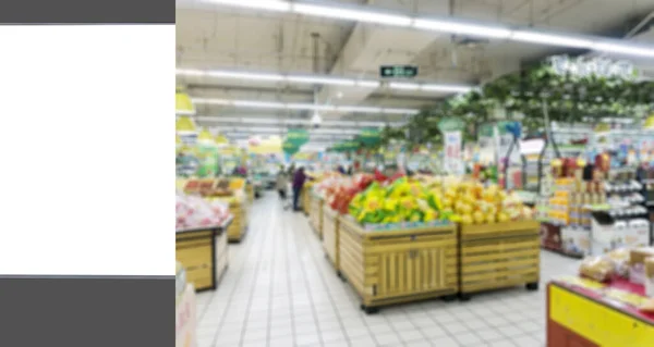 Het Reclamelampenkastje Het Wazige Supermarktinterieur — Stockfoto