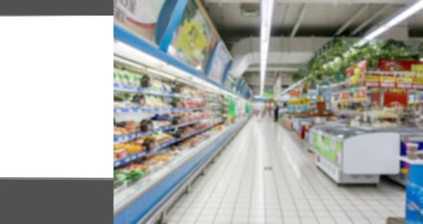 广告灯箱与模糊超级市场内部 — 图库照片