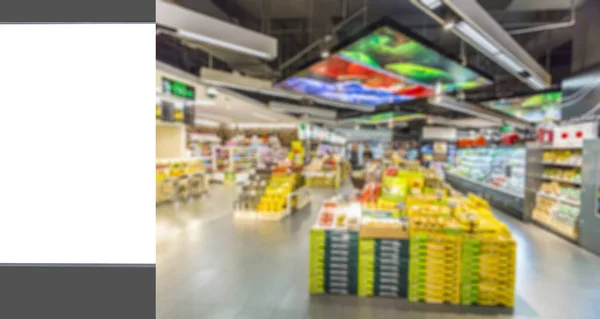 Het Reclamelampenkastje Het Wazige Supermarktinterieur — Stockfoto