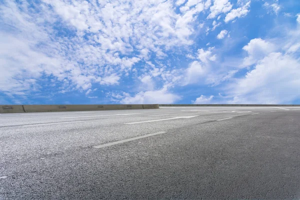 Δρόμος Έδαφος Και Μπλε Ουρανό Άσπρα Σύννεφα — Φωτογραφία Αρχείου